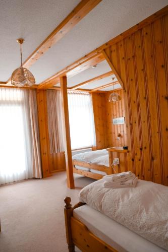 Letto o letti in una camera di Parkhotel Beatenberg