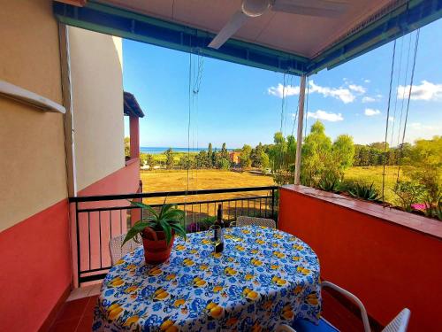 a table on a balcony with a view of the ocean at Terrazza sul mare - a pochi minuti da Taormina in Giardini Naxos