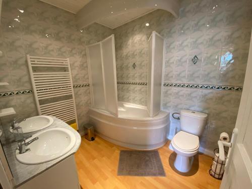 Kylpyhuone majoituspaikassa Relax au Coeur du Morvan