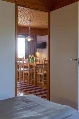 1 dormitorio con comedor con mesa y sillas en Isakssons Cottage 7 en Föglö