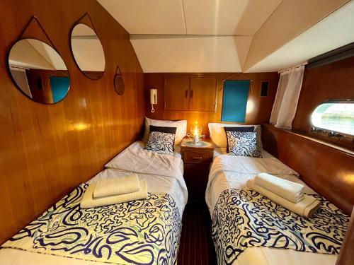 two beds in the back of a boat at Navï, yacht privé face au Mont Saint-Clair in Sète