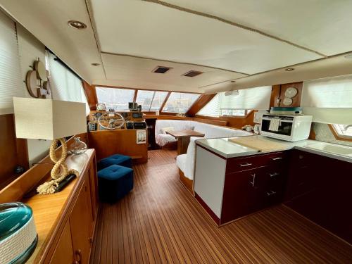 d'une cuisine et d'un salon. dans l'établissement Navi Yacht à Sète, 2 à 8 couchages, privatif, à Sète