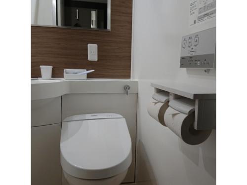 y baño con aseo blanco y lavamanos. en Ochanomizu Inn - Vacation STAY 90285v, en Tokio