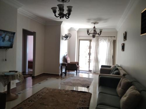 uma sala de estar com um sofá e uma televisão em سيدي بشر السرايا em Alexandria