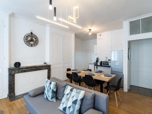 un salon avec un canapé et une table dans l'établissement La petite escapade - Vienna Authentica, à Vienne