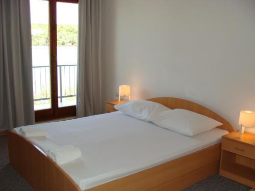 a bedroom with a bed and a window with a view at Trim Rooms and Apartments in Lovište