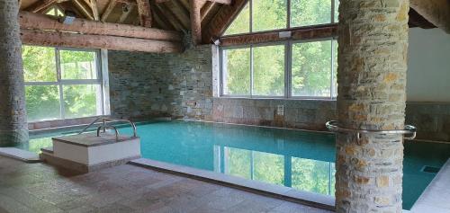 Bazén v ubytování T4 duplex à Vielle-Aure résidence de tourisme 4* nebo v jeho okolí