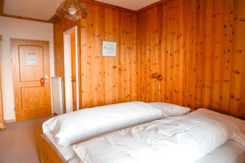 Letto o letti in una camera di Parkhotel Beatenberg