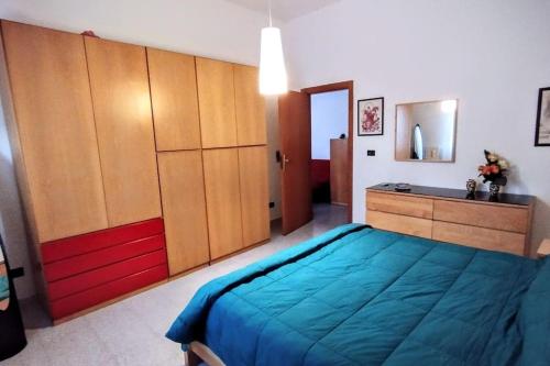 um quarto com uma cama grande e uma cómoda em Grande Bilocale con giardino em Lizzano
