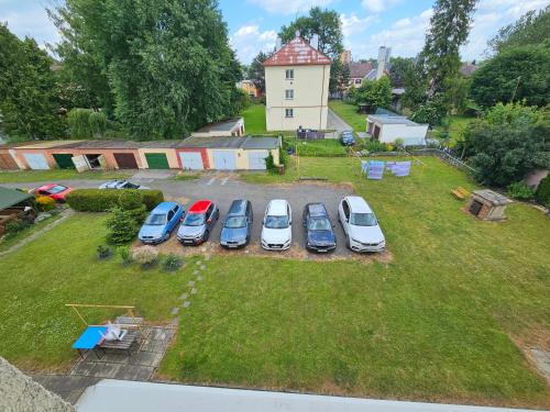 una vista aérea de un grupo de coches estacionados en un estacionamiento en Apartmán Opava s parkováním, en Opava