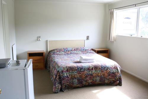 a bedroom with a bed and a window at Ruapehu Mountain Motel & Lodge in Ohakune