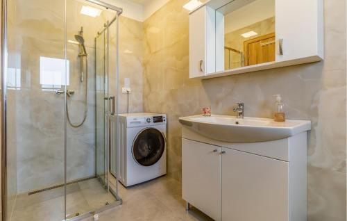 uma casa de banho com uma máquina de lavar roupa e um lavatório em Stunning Home In Pula With Outdoor Swimming Pool em Pula