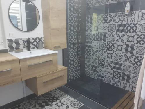 une salle de bain avec une douche avec un lavabo et un miroir dans l'établissement Maison de charme, à Saint-Riquier