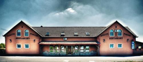 Afbeelding uit fotogalerij van Bástya Panzió és Étterem in Mezőpeterd