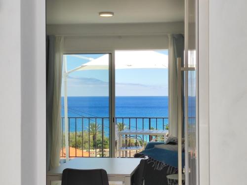 a room with a view of the ocean at ALDABRA - CASA VACANZE EM PORTO SANTO in Porto Santo
