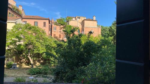 ヴェネツィアにあるCà Gretaの木々や建物の景色