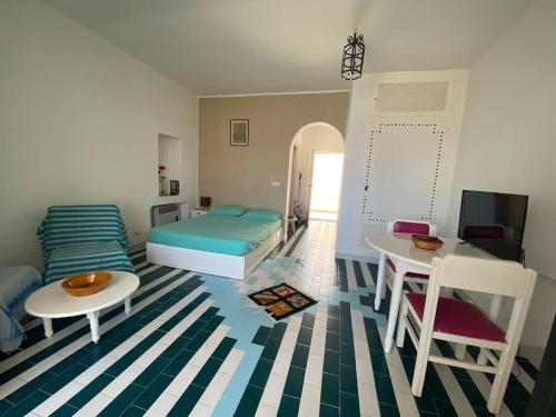 Habitación con cama, mesa y sofá en Charmant Studio vue mer @Kantaoui - 1min à pied de la plage en Hammam Sousse