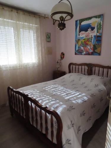 une chambre avec un lit avec une couverture dessus dans l'établissement Appartement tranquille avec jardin et piscine, à Fréjus