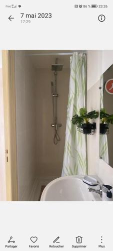 La salle de bains est pourvue d'un lavabo et d'une baignoire avec un miroir. dans l'établissement Charmant T1 à 5 min à pieds du centre ville !, à Béziers