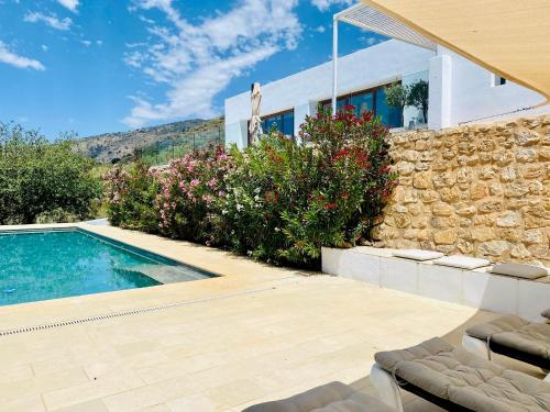 una villa con piscina e parete in pietra di La Casa de Cristal - Alpujarra Escape a Órgiva