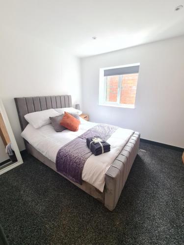 ein Schlafzimmer mit einem Bett und einem Rucksack darauf in der Unterkunft Homestay by BIC Oates 8 in Dewsbury