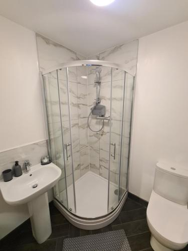 ein Bad mit einer Dusche, einem WC und einem Waschbecken in der Unterkunft Homestay by BIC Oates 8 in Dewsbury