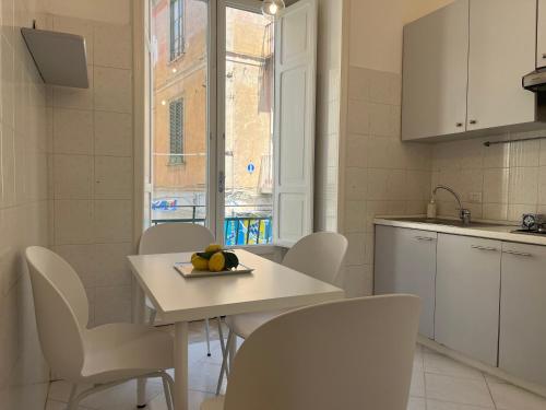 Casa Loren in the heart of Sorrentoにあるキッチンまたは簡易キッチン