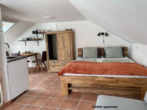 um quarto com uma cama e uma cozinha em Murter-Sun Stone House em Murter