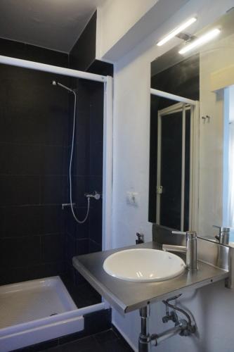 een badkamer met een wastafel, een douche en een bad bij IMPLUVIUM Conil-Terraza Privada-Parking- mayores de 25 años in Conil de la Frontera
