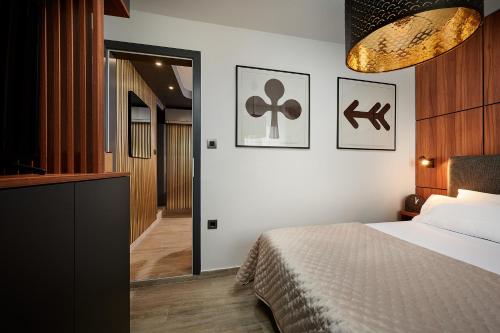 um quarto com uma cama e duas fotografias na parede em Apartments Ziggy Star em Slatine