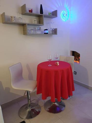 einen roten Tisch mit zwei Weingläsern darüber in der Unterkunft Dieppe Love-amour in Dieppe