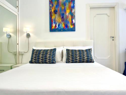 Un pat sau paturi într-o cameră la Casa Loren in the heart of Sorrento