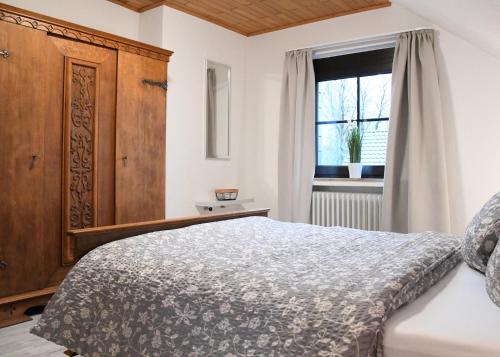 Schlafzimmer mit einem Bett und einem Fenster in der Unterkunft Ferienhaus Dröfter Blick in Monschau