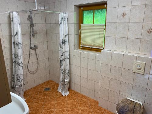 y baño con ducha y lavamanos. en Ferienwohnung Lehen, en Sankt Veit im Pongau