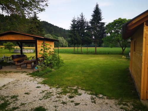 einen Hinterhof mit einem Pavillon und einem Picknicktisch in der Unterkunft Hiška Zeleni raj in Podnart