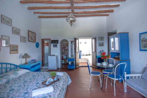 1 dormitorio con 1 cama, mesa y sillas en Case Vacanza Gia.no, en Stromboli