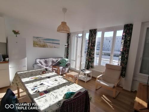 un salon avec un canapé et une table dans l'établissement Superbe appartement plage des catalans, à Marseille