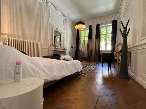 - une chambre avec un grand lit et un bureau dans l'établissement Hôtel particulier de 1734 - avec Parking - Plein centre-ville, à Besançon