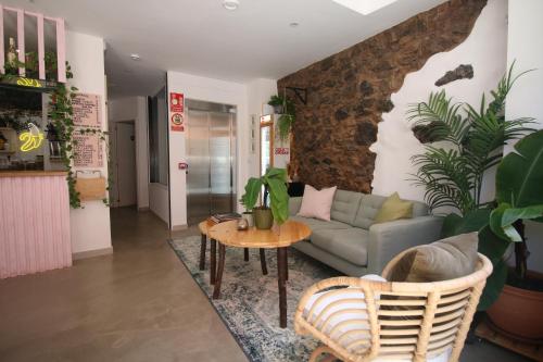 - un salon avec un canapé et une table dans l'établissement Banana Garden La Palma, à Santa Cruz de la Palma