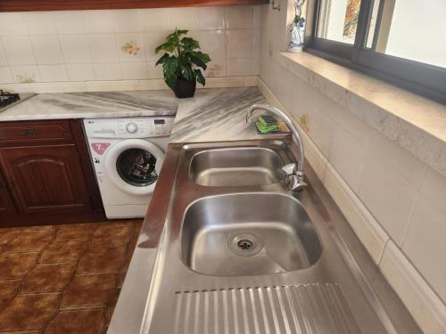 une cuisine avec un évier et une machine à laver dans l'établissement Albufeira Traditional Apartments IN VILLA, à Albufeira