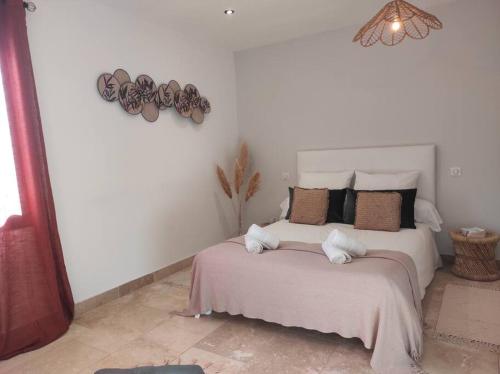 une chambre avec un lit dans une pièce dans l'établissement Villa Paradou, à Paradou