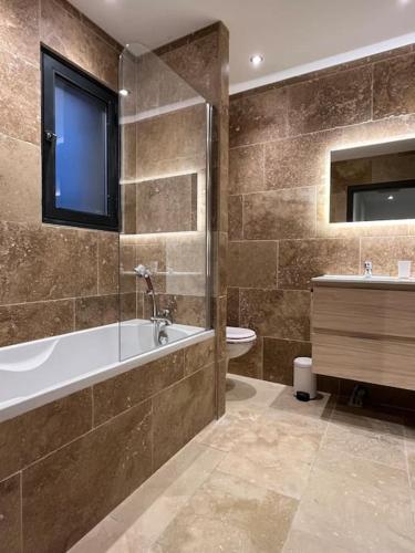 une salle de bain avec une baignoire, des toilettes et un lavabo dans l'établissement Villa Paradou, à Paradou