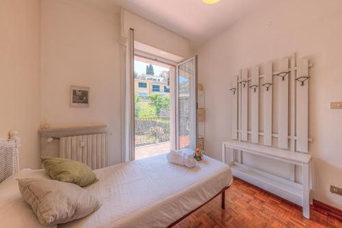 - une chambre avec un lit et une grande fenêtre dans l'établissement Attico con Terrazza e Piscina, à Camogli