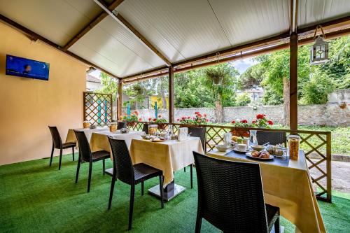 a restaurant with tables and chairs and a large window at Hotel Minerva in Pisa