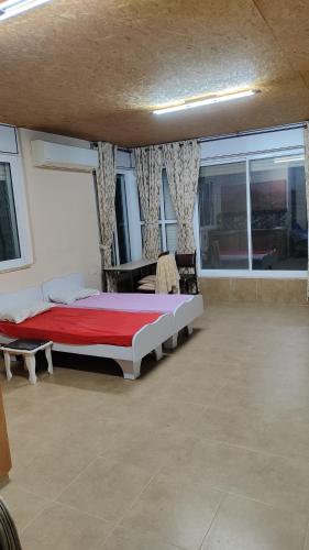 ein Schlafzimmer mit einem großen Bett in einem Zimmer mit Fenstern in der Unterkunft George apartments in Bethlehem