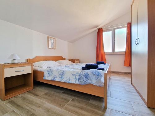 - une chambre avec un lit et une fenêtre dans l'établissement Vila Cicovac, à Novalja