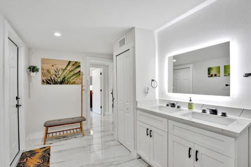 Ένα μπάνιο στο THE PALMS 3BR-Minutes to Beach, Scuba, Downtown, Airport