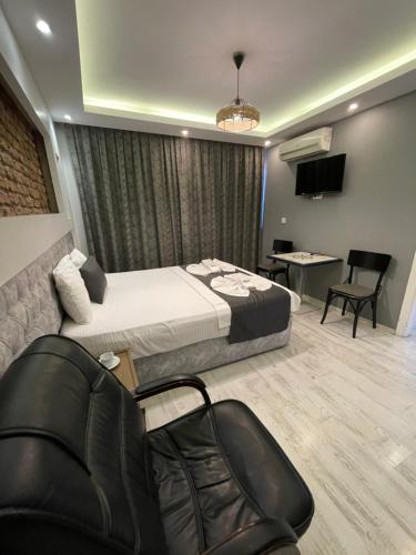 una camera d'albergo con letto e sedia di Arat Apartments a Istanbul