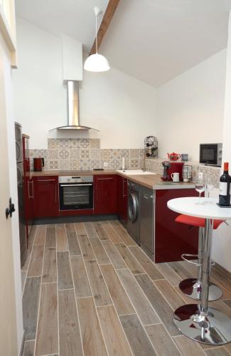 Photo de la galerie de l'établissement Gite Rural La Maison Mauve, à Ventouse