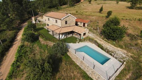 an aerial view of a house with a swimming pool at Quinta do Torgal - Alojamento Local in Unhais da Serra